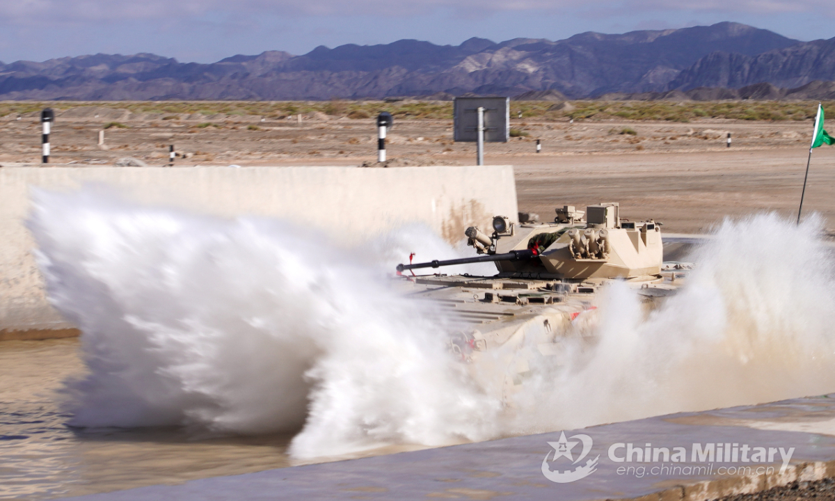 An infantry fighting vehicle of the Chinese team passes through a water obstacle in the final round of individual race of Suvorov Onslaught contest in Korla, China's Xinjiang Uygur Autonomous Region, on August 18, 2022. Photo:China Military