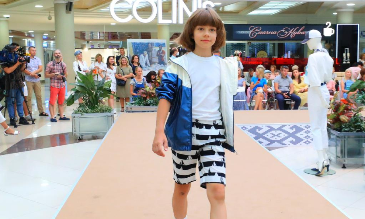 A model presents a creation during a fashion fair in Minsk, Belarus, Aug 11, 2022. Photo:Xinhua