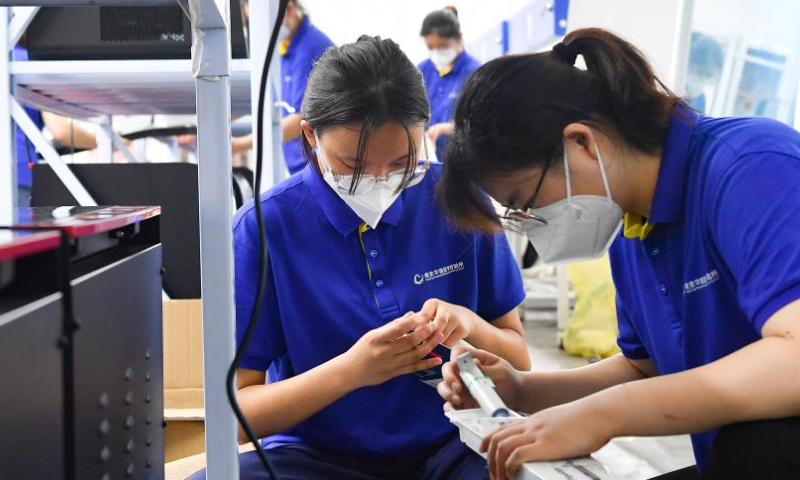 Medical workers from east China's Jiangsu Province prepare for work at an inflatable COVID-19 test lab in Haikou, south China's Hainan Province, Aug. 9, 2022.
All the inflatable labs set at Hainan International Convention and Exhibition Center have been put to use on Tuesday to help fight a recent COVID-19 resurgence in the province.
The labs, some of which built with aid from east China's Shanghai and Jiangsu Province, can test about 230,000 tubes of nucleic acid samples on a daily basis. (Xinhua/Yang Guanyu)