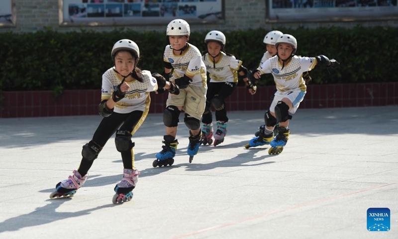 Students learn roller skating in Hefei, east China's Anhui Province, Aug. 10, 2022. Some schools in Hefei now provide free daycare services for students this summer.The daycare programs not only help enrich students' summertime, but also ease the pressure on working parents who otherwise have to take care of their children during the holiday.(Photo: Xinhua)