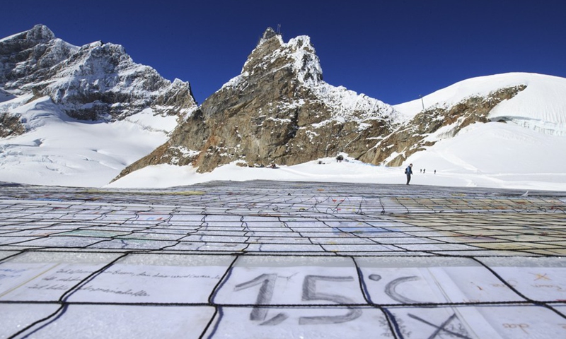 Una cartolina gigante con la lettura di 1,5 gradi Celsius è stata vista sul ghiacciaio dell'Aletsch sotto Jungfraujoch in Svizzera il 16 novembre 2018. (Foto: Xinhua)