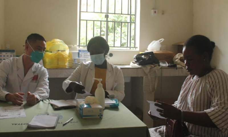 Chinese physician Yang Jie (L) and South Sudanese nurse Sabina Kiyang Michael (C) inquire about Joyce James's health condition at Juba Teaching Hospital, South Sudan, Aug. 12, 2022. Photo: Xinhua