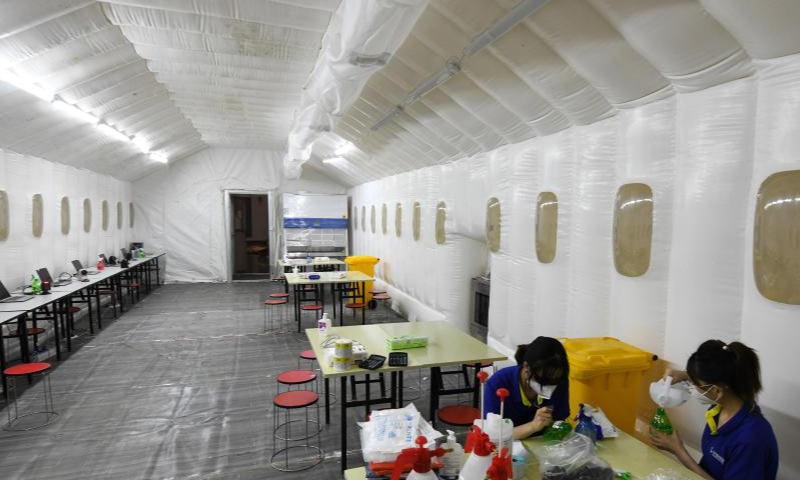 Medical workers from east China's Jiangsu Province prepare for work at an inflatable COVID-19 test lab in Haikou, south China's Hainan Province, Aug. 9, 2022.
All the inflatable labs set at Hainan International Convention and Exhibition Center have been put to use on Tuesday to help fight a recent COVID-19 resurgence in the province.
The labs, some of which built with aid from east China's Shanghai and Jiangsu Province, can test about 230,000 tubes of nucleic acid samples on a daily basis. (Xinhua/Yang Guanyu)