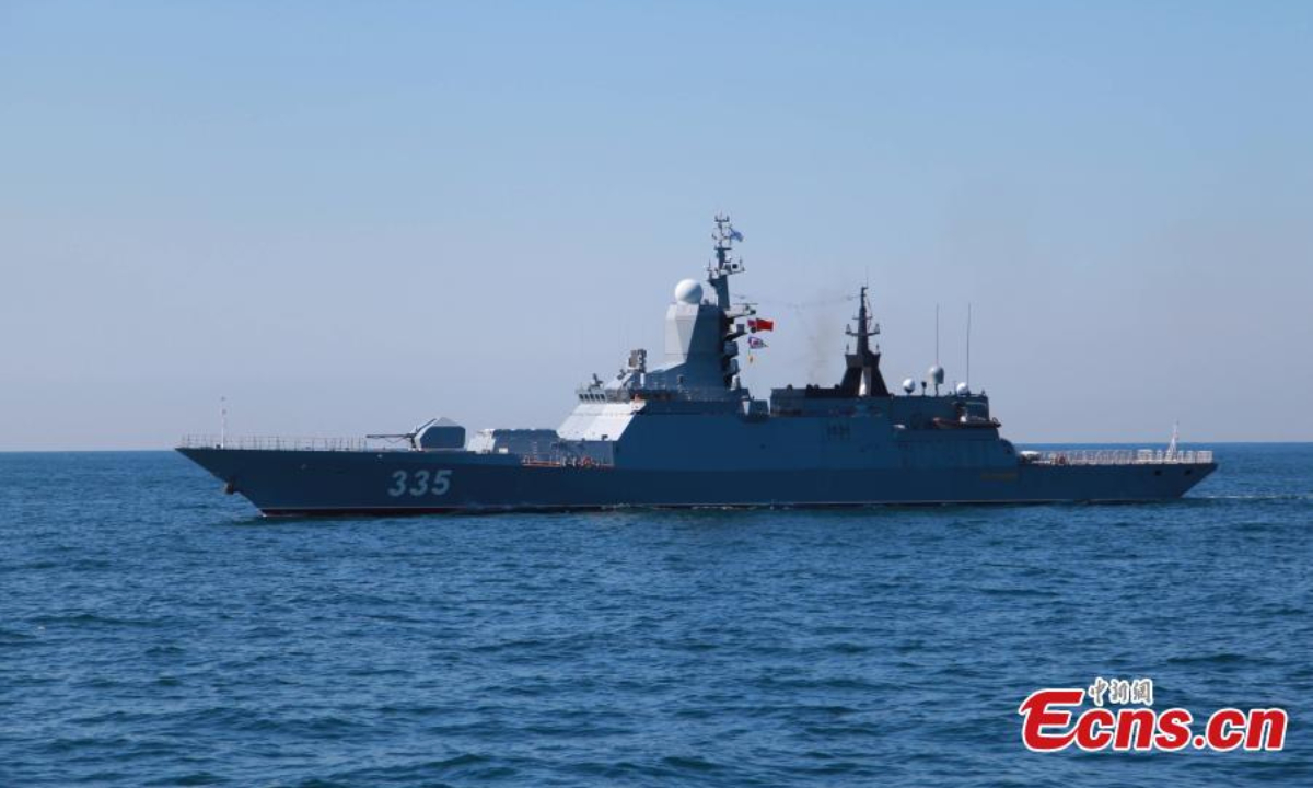 2022 年 8 月 17 日，俄罗斯太平洋舰队滨海边疆区舰队的 Steregushchiy 级护卫舰 Gromkiy 参加了海杯比赛，这是一场水面舰艇之间的比赛，也是 2022 年在中国东部山东省青岛市举行的 2022 年国际陆军运动会的一部分。照片：中国新闻社