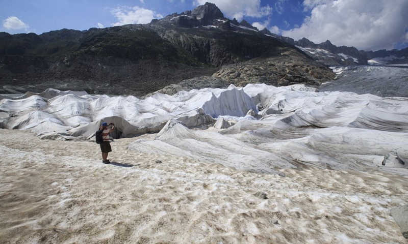 La foto scattata il 5 agosto 2018 mostra il ghiacciaio del Rodano ricoperto di coltre bianche vicino al Passo della Furka in Svizzera (Foto: Xinhua)
