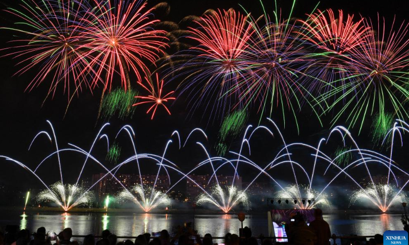 People watch fireworks during the Rostec fireworks festival in Moscow, Russia, on Aug. 14, 2022. Photo: Xinhua