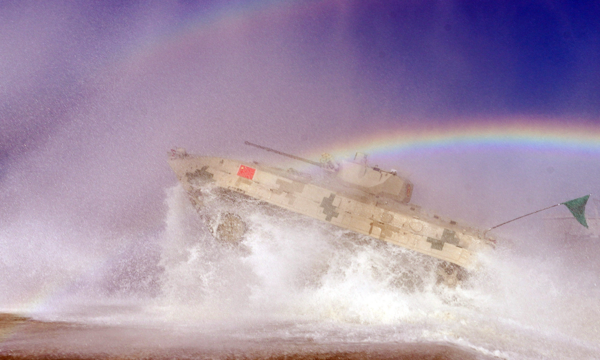 An infantry fighting vehicle of the Chinese team passes through a water obstacle in the final round of individual race of Suvorov Onslaught contest in Korla, China's Xinjiang Uygur Autonomous Region, on August 18, 2022. Photo:China Military