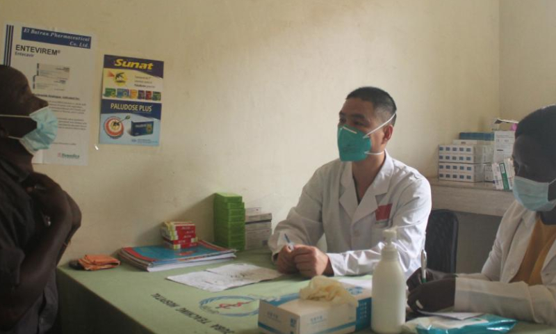 Chinese physician Yang Jie (L) and South Sudanese nurse Sabina Kiyang Michael (R) inquire about John Otoo's health condition at Juba Teaching Hospital, South Sudan, Aug. 12, 2022. Photo: Xinhua