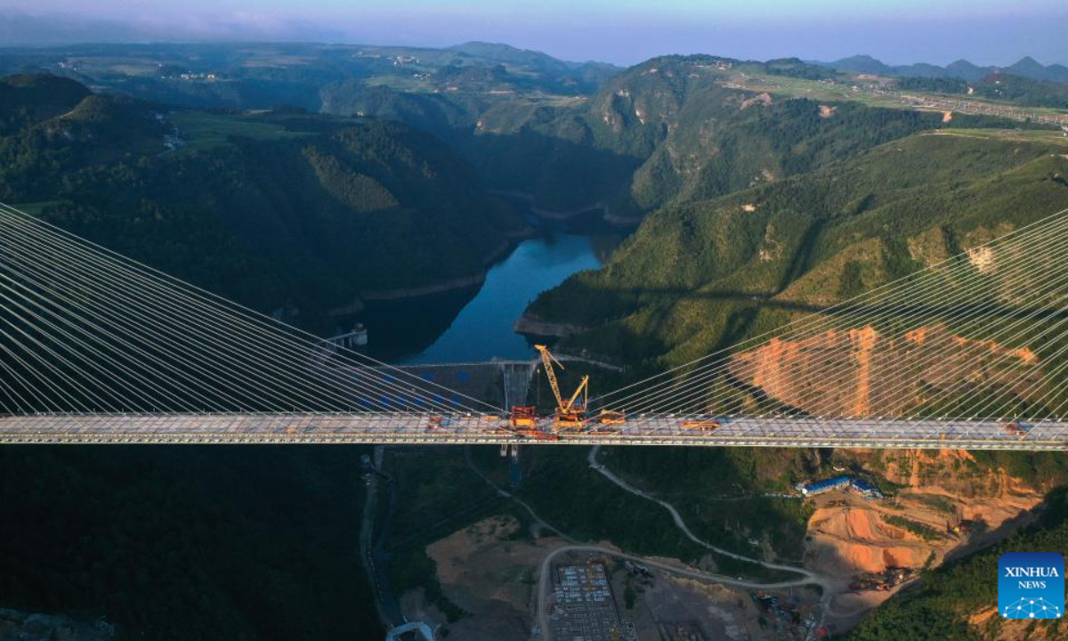 Aerial photo taken on Aug 19, 2022 shows the construction site of the Longli River bridge in Longli County, southwest China's Guizhou Province. The 1,260-meter-long bridge was joined together on Friday. Photo:Xinhua