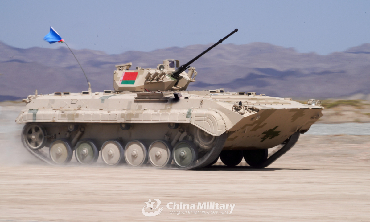 An infantry fighting vehicle of the Belarusian team speeds on the track in the final round of individual race of Suvorov Onslaught contest in Korla, China's Xinjiang Uygur Autonomous Region, on August 18, 2022. Photo:China Military