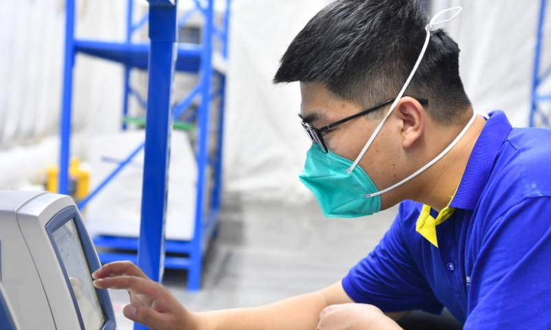 A medical worker from east China's Jiangsu Province prepares for work at an inflatable COVID-19 test lab in Haikou, south China's Hainan Province, Aug. 9, 2022.
All the inflatable labs set at Hainan International Convention and Exhibition Center have been put to use on Tuesday to help fight a recent COVID-19 resurgence in the province.
The labs, some of which built with aid from east China's Shanghai and Jiangsu Province, can test about 230,000 tubes of nucleic acid samples on a daily basis. (Xinhua/Yang Guanyu)