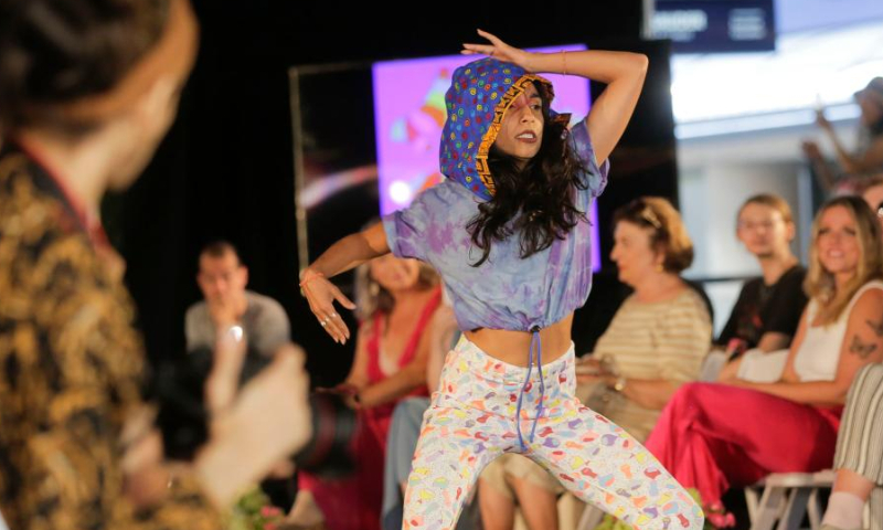 A model presents a creation during the free public fashion show at Robson Square in Vancouver, British Columbia, Canada, Aug. 12, 2022. Featuring nine local designers and three downtown retailers, downtown's first free-to-the-public fashion show was hosted in downtown Vancouver to showcase the diversity and inclusiveness of the local fashion industry.  Photo: Xinhua