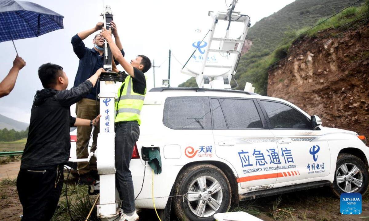 Staff members of China Telecom set up emergency telecommunication equipment in Shadai Village, Qingshan Township of Datong Hui and Tu Autonomous County, northwest China's Qinghai Province, Aug 18, 2022. Photo:Xinhua