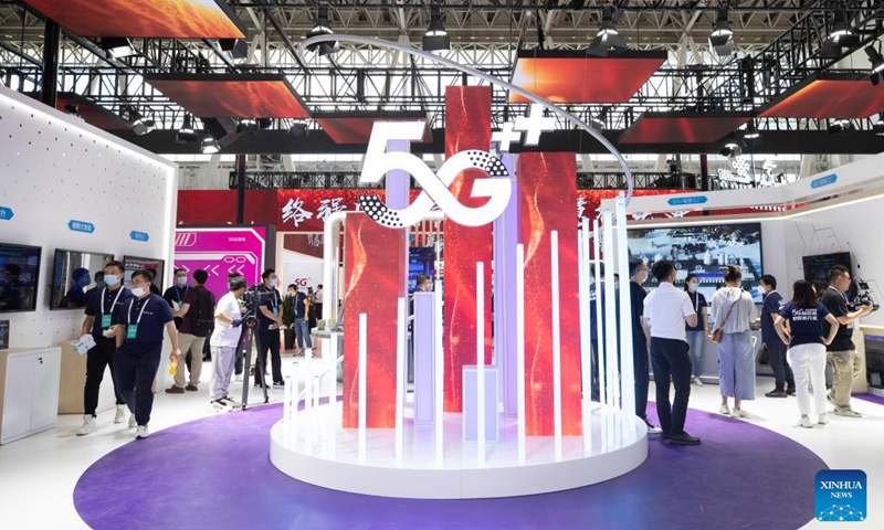 Staff members work at an exhibition booth during a media preview of the 2022 World 5G Convention in Harbin, capital of northeast China's Heilongjiang Province, Aug. 9, 2022. The 2022 World 5G Convention will be held here from August 10 to 12.(Photo: Xinhua)