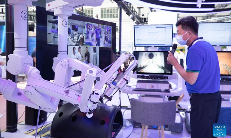 A staff member tests devices at an exhibition booth during a media preview of the 2022 World 5G Convention in Harbin, capital of northeast China's Heilongjiang Province, Aug. 9, 2022. The 2022 World 5G Convention will be held here from August 10 to 12.(Photo: Xinhua)