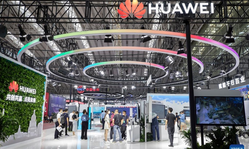 Staff members work at an exhibition booth during a media preview of the 2022 World 5G Convention in Harbin, capital of northeast China's Heilongjiang Province, Aug. 9, 2022. The 2022 World 5G Convention will be held here from August 10 to 12.(Photo: Xinhua)
