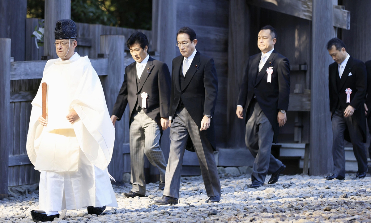 Japanese Prime Minister Fumio Kishida (center) visits Ise Jingu shrine in Ise, Mie Prefecture of Japan on January 4, 2022. Photo: VCG