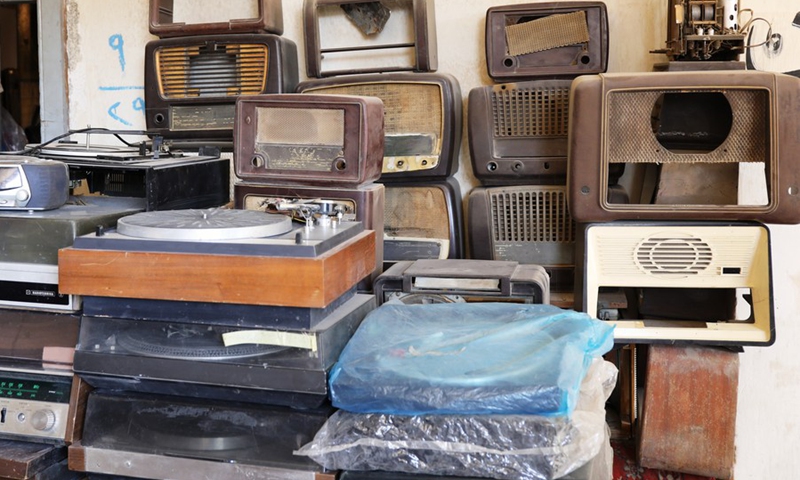 A group of old radios in Fuad Hashim's workshop in Baghdad, Iraq, on July 29, 2022.(Photo: Xinhua)
