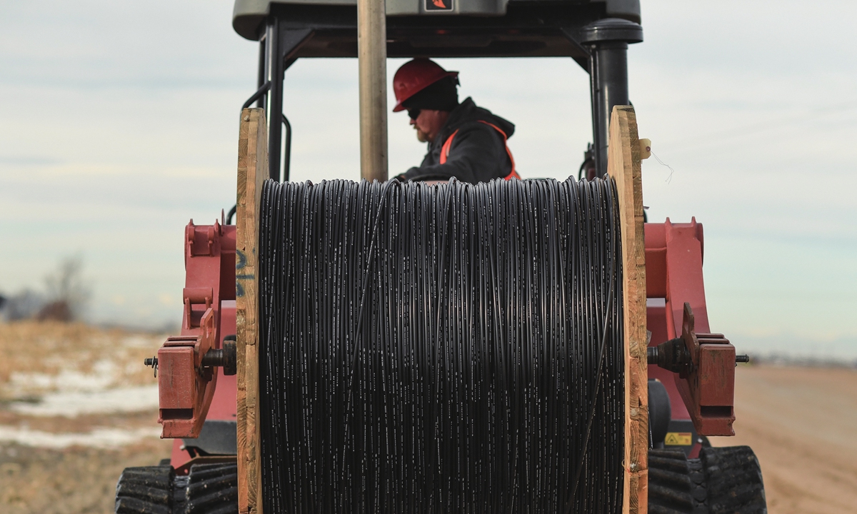 Workers set up a fiber optic cable line for high-speed internet in Colorado, US on December 19, 2019. Photo: VCG