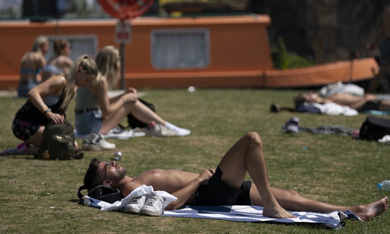 People sunbathe in central Manchester, Britain, July 19, 2022.(Photo: Xinhua)