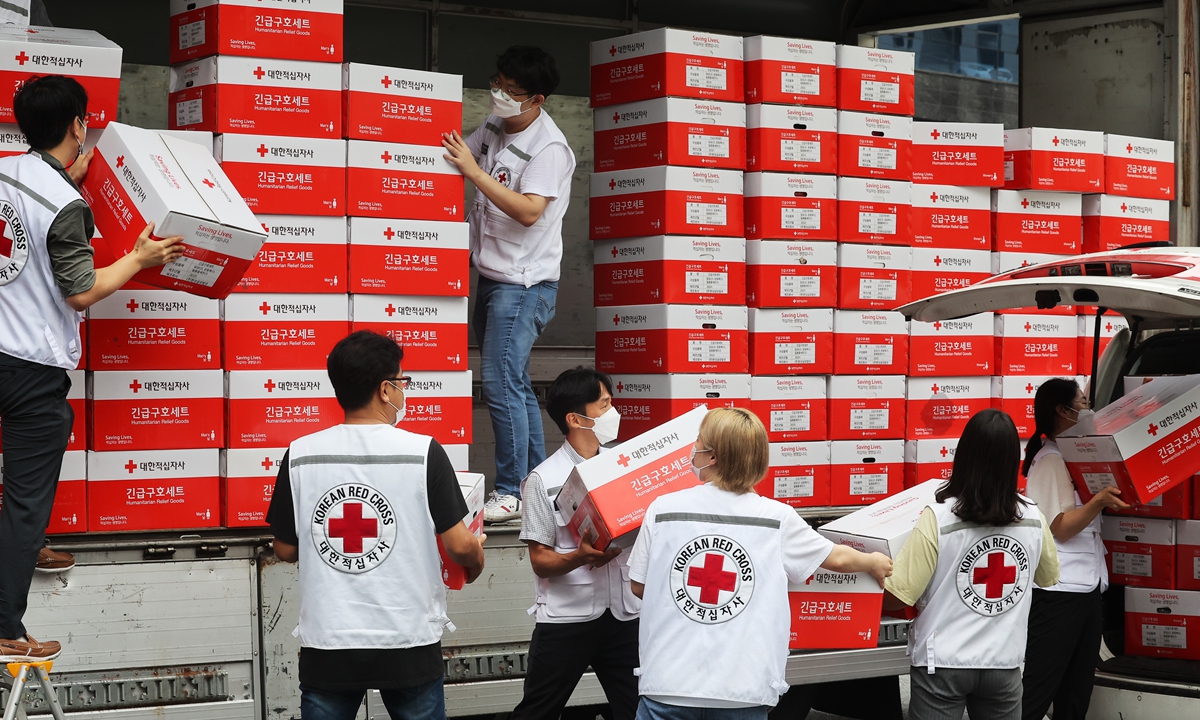 Employees of a branch of the South Korean Red Cross carry emergency relief kits to be delivered to residents affected by heavy rain in Suwon, South Korea, on August 11, 2022. NBC News reported on the day that South Korea's capital region is swamped by heavy rains, and at least 10 people were killed. Photo: VCG