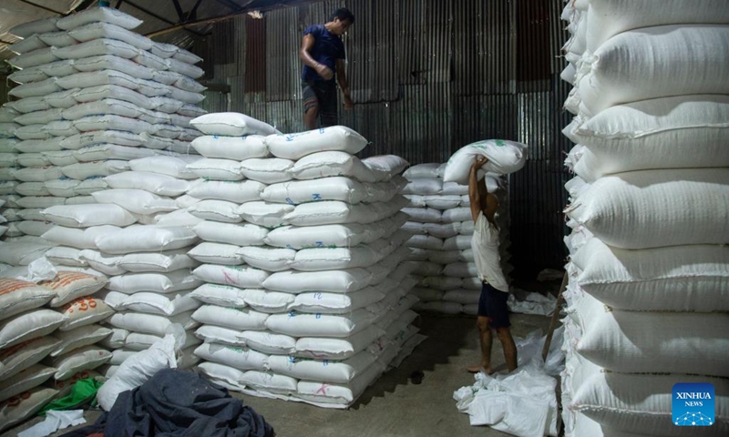 Workers pile sacks of rice at a warehouse in Yangon, Myanmar on Aug. 11, 2022. Myanmar's agricultural export earnings decreased 1.25 percent to about 1.27 billion U.S. dollars year on year in the first four months of the present fiscal year (FY) 2022-2023, according to the Ministry of Commerce. The Southeast Asian country changed its fiscal year from the original October-September to April-March beginning this year.(Photo: Xinhua)