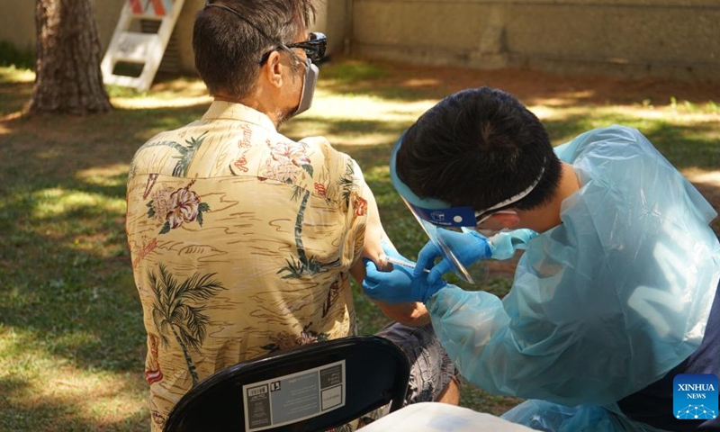 A medical worker gives a dose of monkeypox vaccine to a recipient at a monkeypox vaccination site in Los Angeles, California, the United States, on Aug. 11, 2022. Confirmed monkeypox cases in the United States have exceeded the mark of 10,000, reaching 10,392 cases Wednesday, according to the newest data released by the Centers for Disease Control and Prevention (CDC), the country's national public health agency.(Photo: Xinhua)