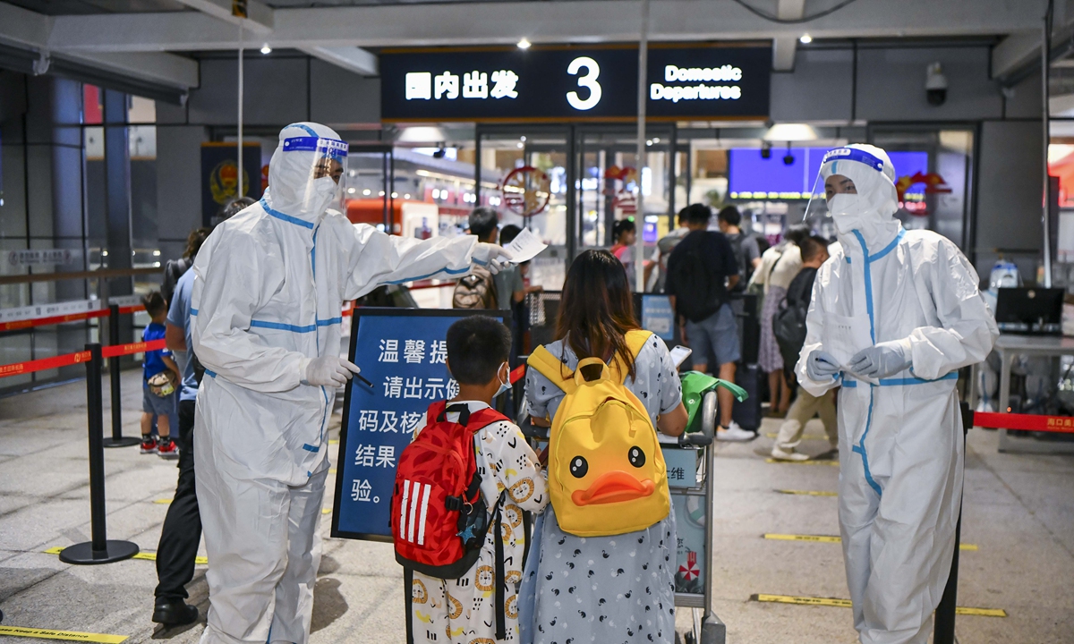 Tourists enter the terminal building in an orderly manner on August 12, 2022, under the guidance of the staff of Haikou Meilan International Airport. Early that morning, the first batch of 660 tourists stranded by the epidemic in Haikou took flights home. Photo: IC
