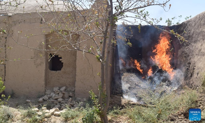 Photo taken on Aug. 10, 2022 shows a natural fire in a residential area in Jawzjan province, Afghanistan. At least 50 residential houses have been burned to ashes by natural fire in the northern province of Jawzjan since Monday, provincial police chief Damullah Serajuddin Ahmadi said Wednesday.(Photo: Xinhua)