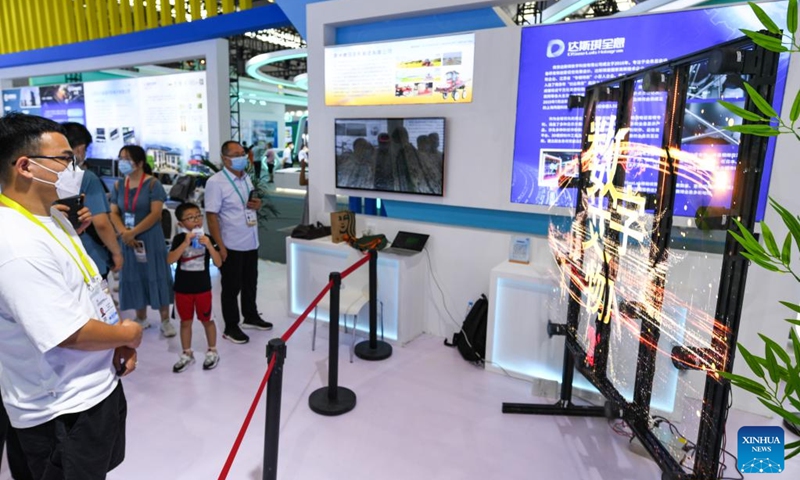 Visitors look at holographic display equipement during the sixth Silk Road International Exposition in Xi'an, northwest China's Shaanxi Province, Aug. 14, 2022. The Sixth Silk Road International Exposition opened Sunday in Xi'an, with deeper Belt and Road cooperation high on the agenda. (Xinhua/Zou Jingyi)