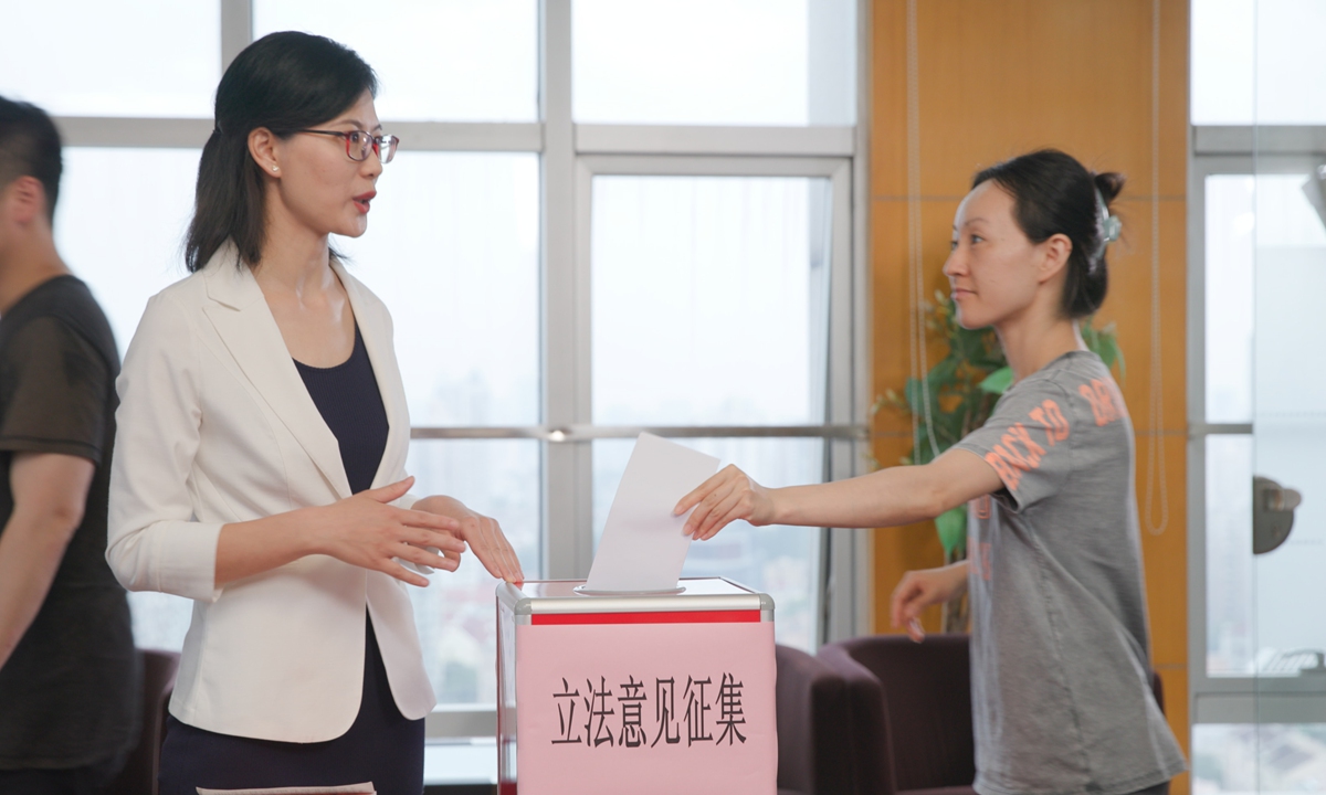 Wu Xinhui (left) works at the civic center in Shanghai's downtown Hongqiao. Photo: Courtesy of Wu