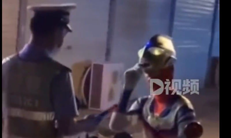 Man dressed like Ultraman riding on road criticized by police. Screenshot of D Video