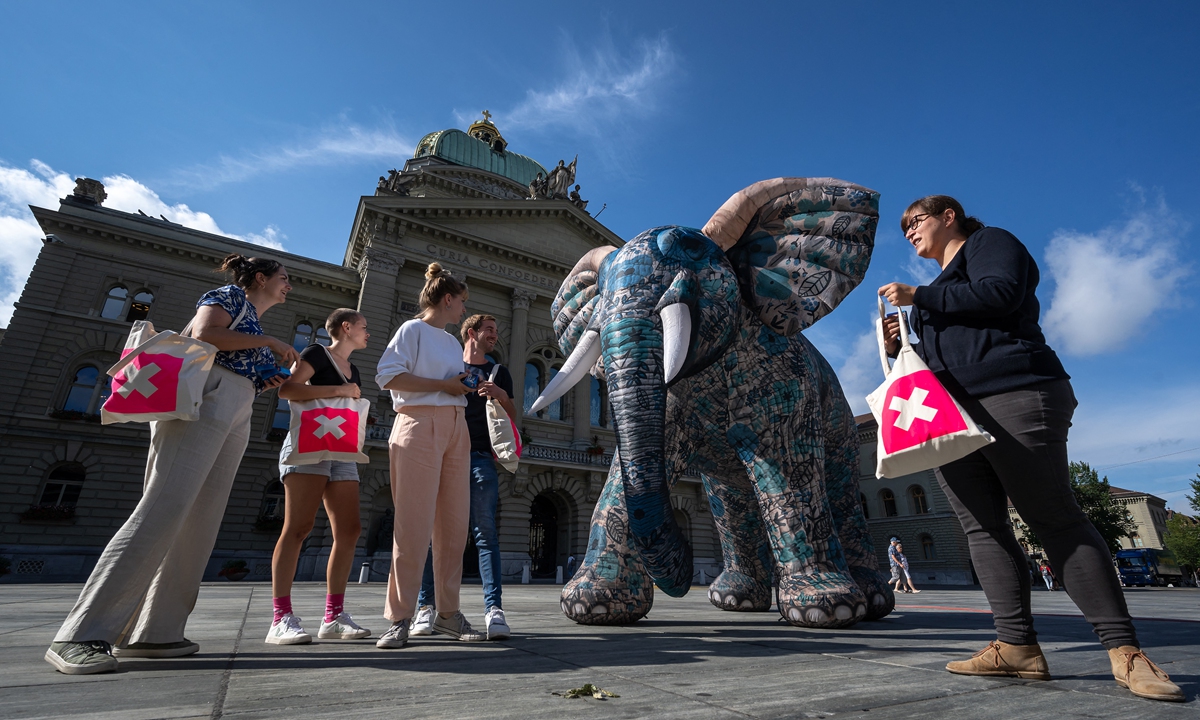 Members of the Swiss political movement Operation Libero stand next to an inflated elephant prior to preparatory meetings of the Swiss Upper House on talks with the European Union, in front of the house of Parliament in Bern on August 15, 2022. Switzerland has repeatedly rejected EU demands to replace a series of separate treaties with a unified set of rules. Photo: AFP