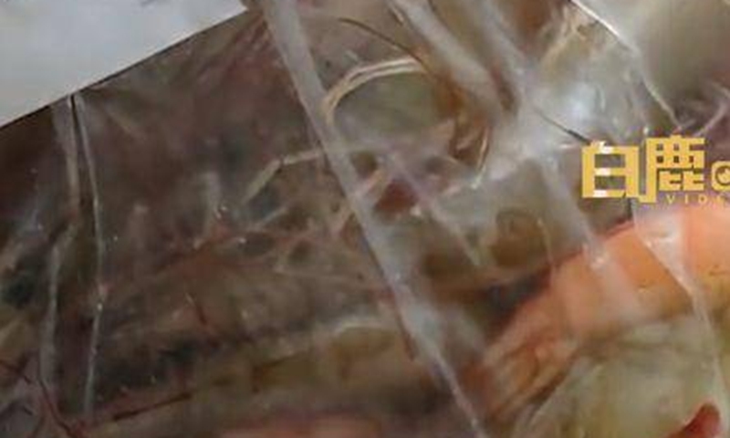Live shrimps fully cooked in the summer heat on the way from the market to the buyer's home in Xinyang, Central China's Henan Province on August 13. Screenshot of Bailu Video
