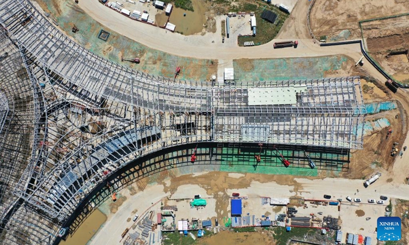 Aerial photo taken on Aug. 15, 2022 shows the construction site of a new airport in Hohhot, north China's Inner Mongolia Autonomous Region. The main structure of the terminal of a new airport in Hohhot has been completed. (Xinhua/Li Zhipeng)