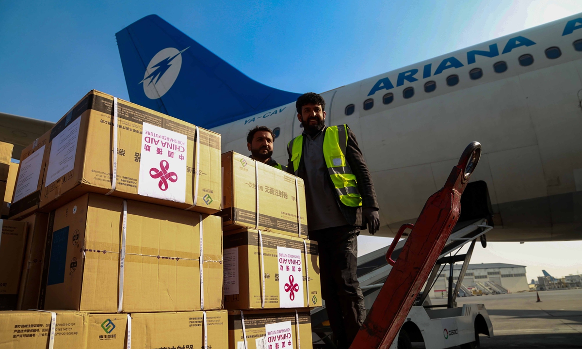 Airport workers unload COVID-19 vaccines donated by China at the International Airport in Kabul, Afghanistan, on December 8, 2021. Photo: IC