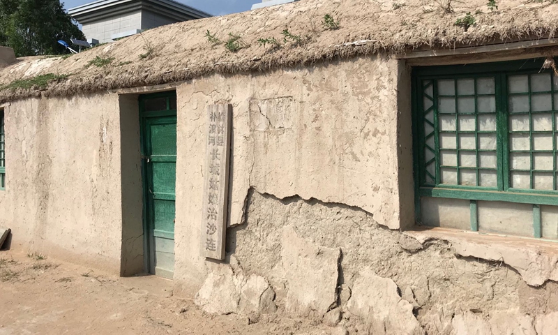 Reconstruction of the shelter built from Salix Mongolica (a bush plant adaptable to salinized land) and dirt by women militia in 1974. Photo: Zhang Han/GT