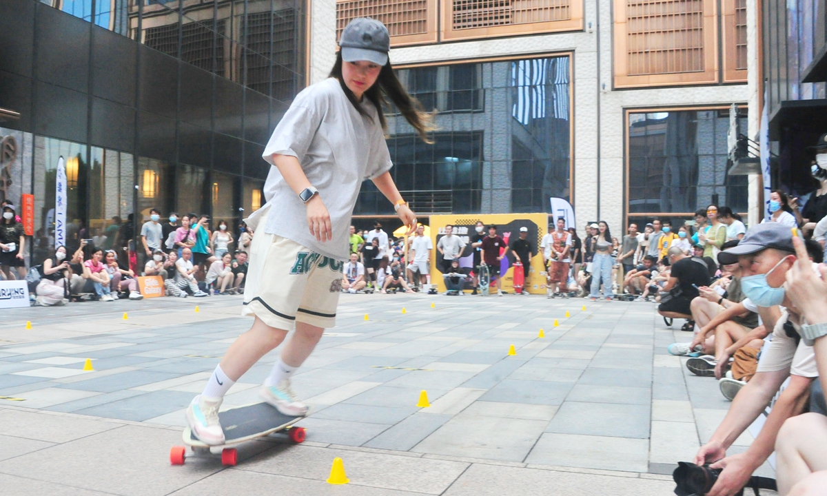 A land surfboard player Photo: VCG