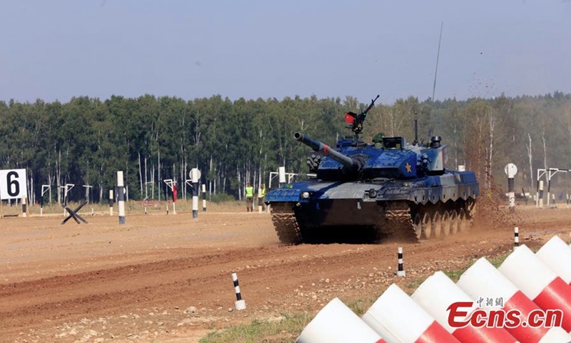 2022年8月14日，在俄罗斯莫斯科阿拉比诺军事训练场，2022年国际陆军运动会坦克两项竞赛中，中国336名坦克队员参加坦克两项竞赛。（图片：中新社/天兵）