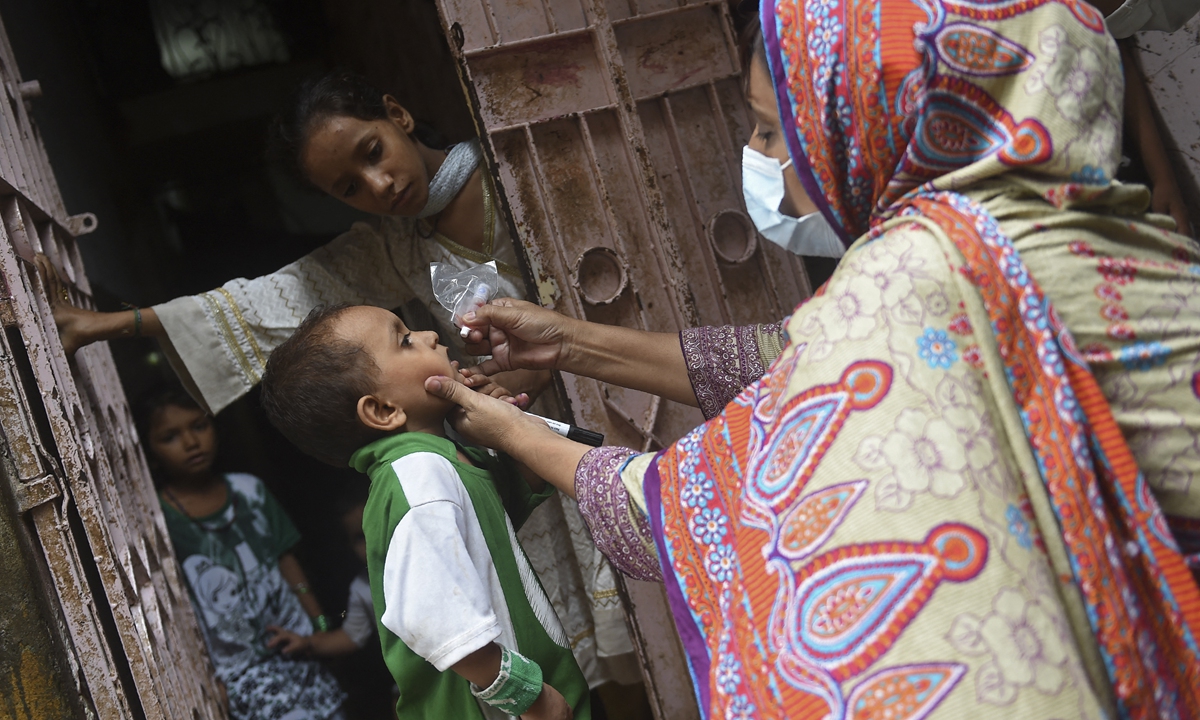 A health worker administers polio drops to a child during a polio vaccination campaign in Karachi, Pakistan on August 15, 2022. Photo: AFP