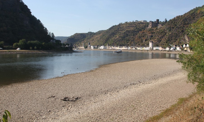 Photo taken on Aug. 11, 2022 shows the exposed riverbed of river Rhine in Kaub in the state of Rhineland-Palatinate, Germany.(Photo: Xinhua)