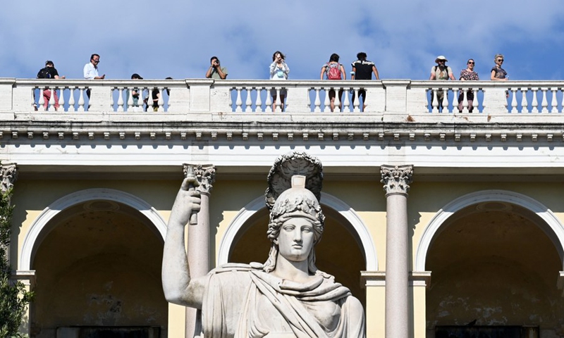 I turisti si divertono vicino a Piazza del Popolo a Roma, in Italia, il 5 agosto 2022 (Foto: Xinhua)