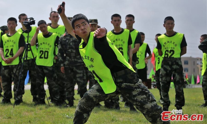 武警在中国西北部青海省参加投掷比赛。  （图片：中新社/张锁）