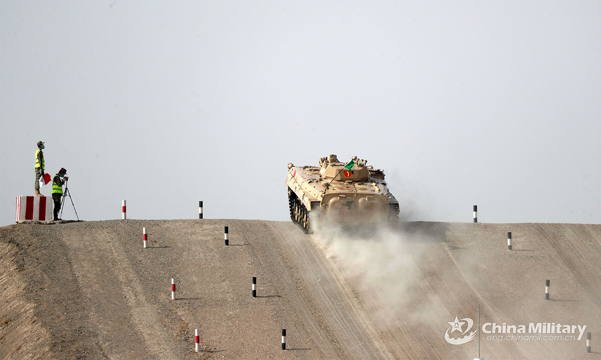 An infantry fighting vehicle of the Chinese team climbs the mound obstacle in the first round of individual race of the Suvorov Onslaught contest in Korla, China's Xinjiang Uygur Autonomous Region, on August 14, 2022. The Suvorov Onslaught of the International Army Games 2022 (IAG 2022) kicked off on August 14 with participation of six teams from five countries, namely China, Russia, Belarus, Iran and Venezuela. (Photo by Luo Xingcang)