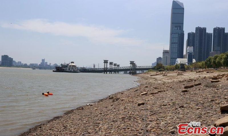 A large area of a beach along the Yangtze River appears in Wuhan, Central China's Hubei Province, August 15, 2022. (Photo: China News Service/Zhang Chang)