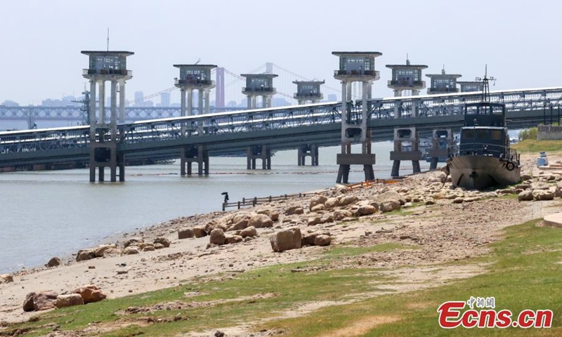 A large area of a beach along the Yangtze River appears in Wuhan, Central China's Hubei Province, August 15, 2022. Wuhan section of the Yangtze River has dried up due to persistent high temperatures and far below average amounts of rainfall in Hubei. August is usually a flood month in the history. (Photo: China News Service/Zhang Chang)

