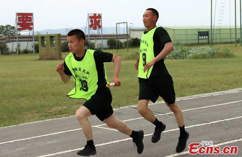 武警在中国西北部青海省参加 4x100 接力比赛。  （图片：中新社/张锁）