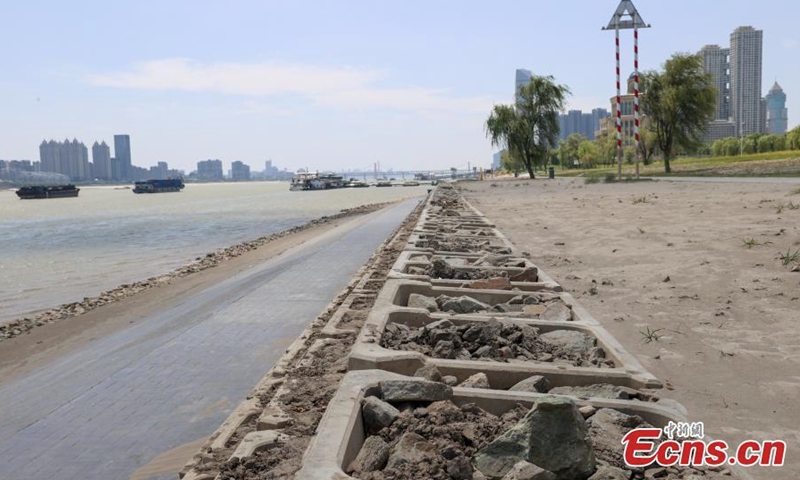 A large area of a beach along the Yangtze River appears in Wuhan, Central China's Hubei Province, August 15, 2022. (Photo: China News Service/Zhang Chang)
