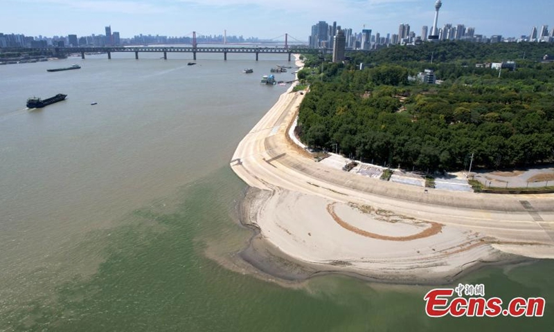 A large area of a beach along the Yangtze River appears in Wuhan, Central China's Hubei Province, August 15, 2022. (Photo: China News Service/Zhang Chang)
