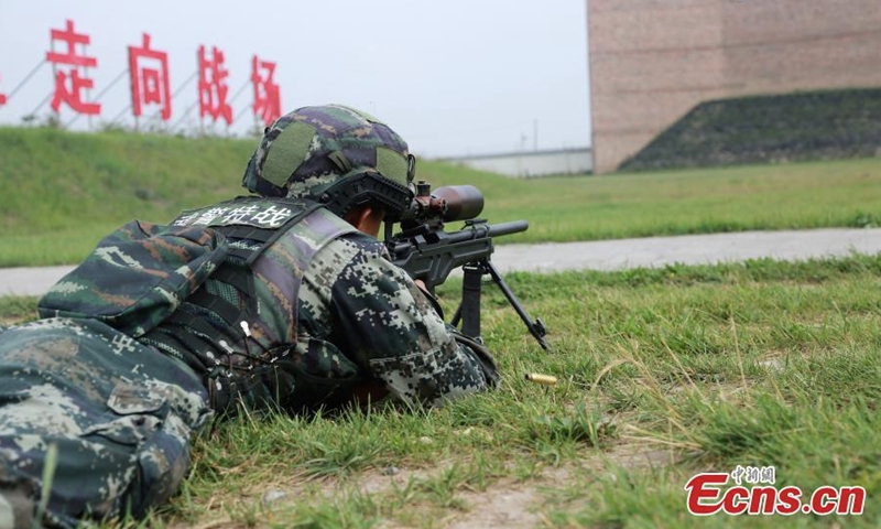 一名武警在中国西北部青海省参加射击比赛。  （图片来源：中新社/于锦健）